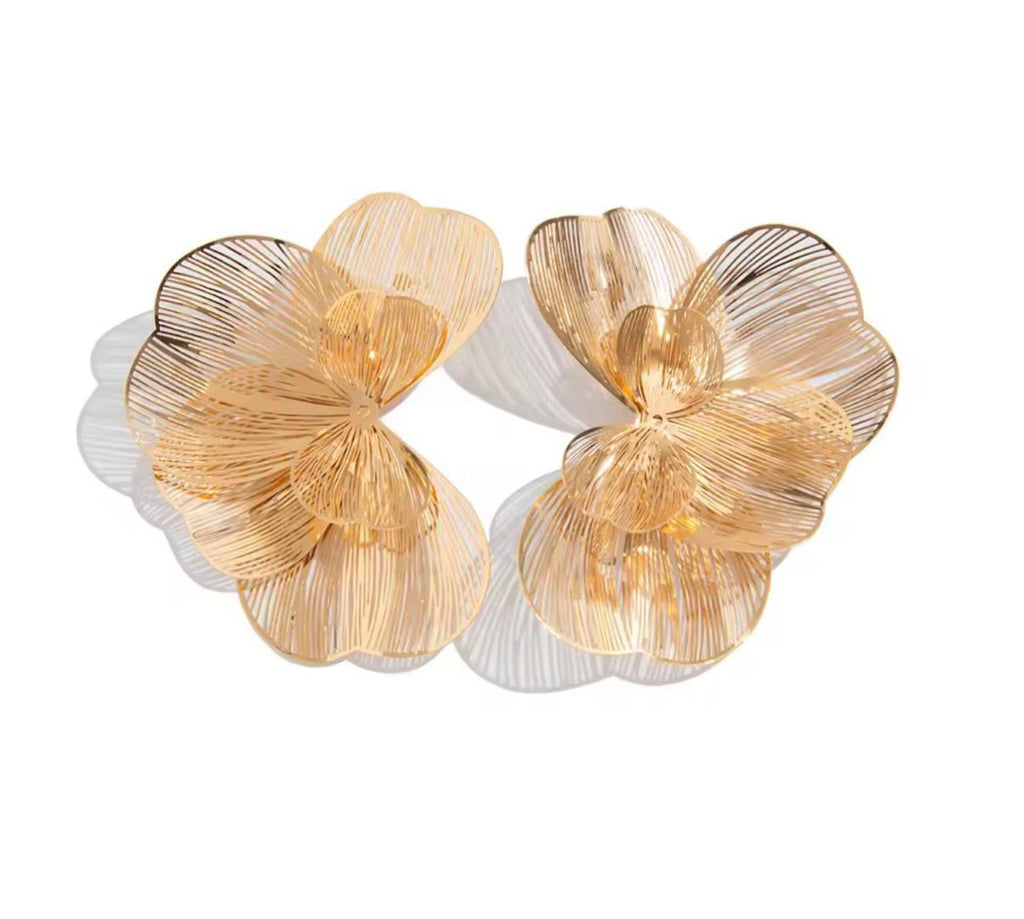 AROS METALICO DORADOS CON FORMA DE FLOR EN RELIEVE